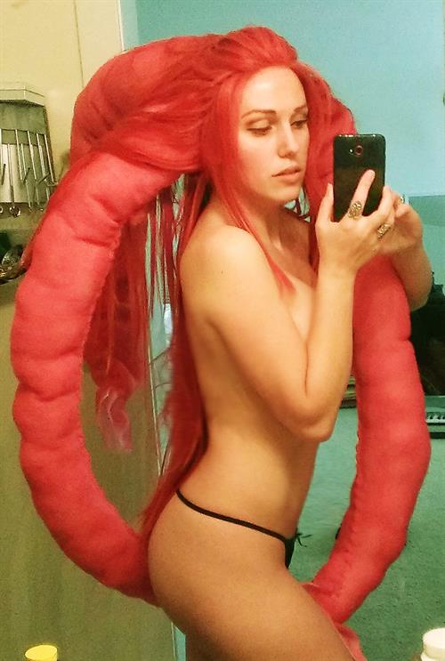 Jacqueline Goehner taking a selfie