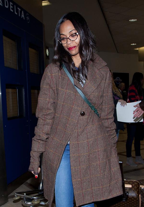 Zoe Saldana arrives at Los Angeles International Airport (05.02.2013) 