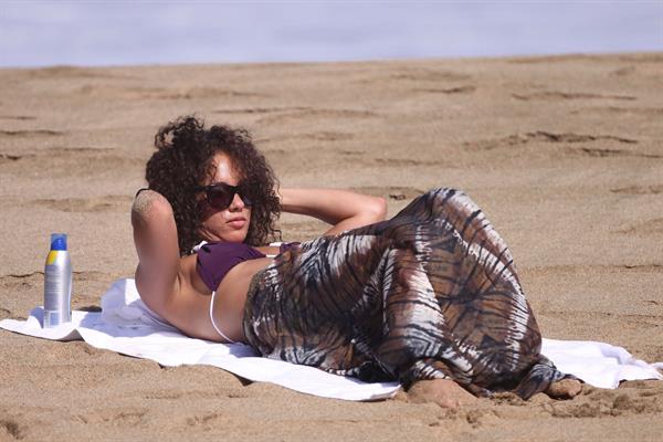 Alicia Keys bikini beach vacation candids in Hawaii on January 24, 2010 