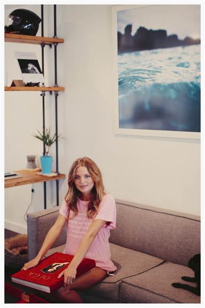 Pregnant Amanda Booth - At home - June 14, 2014  