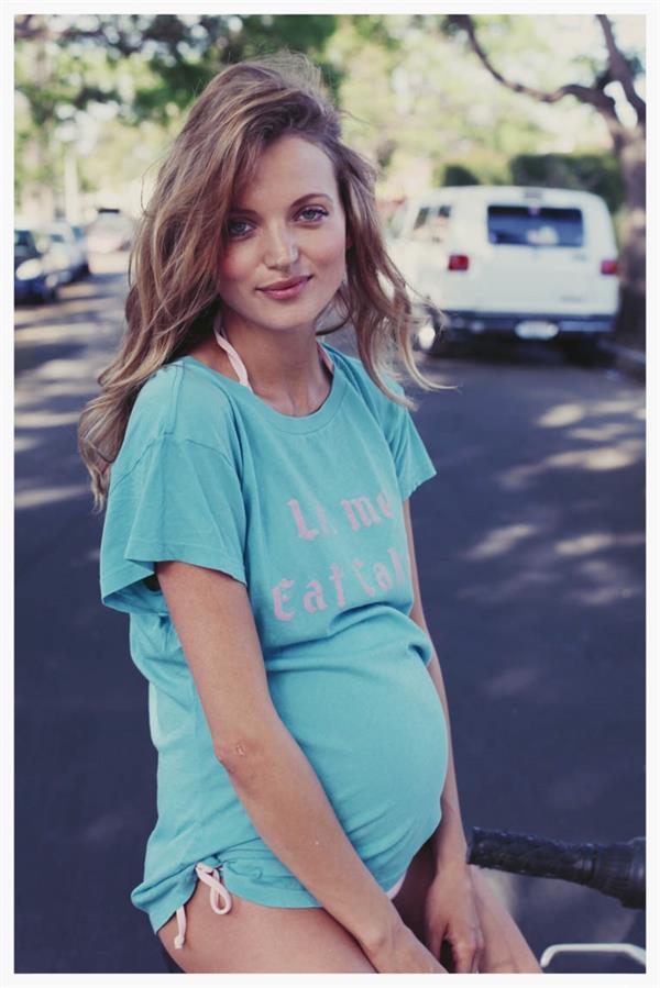 Pregnant Amanda Booth - At home - June 14, 2014  