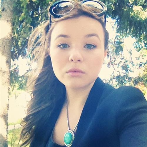 Torri Webster taking a selfie