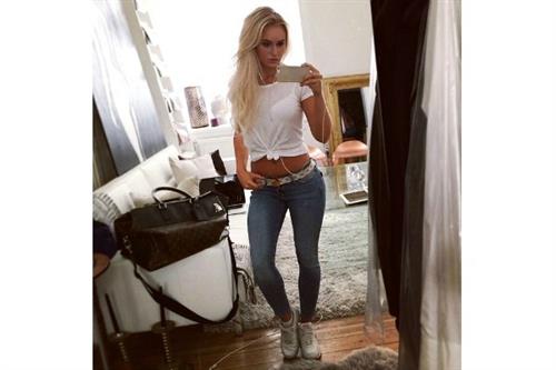 Anna Nyström taking a selfie