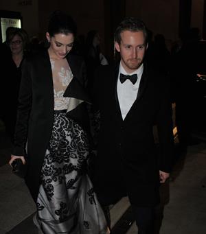 Anne Hathaway enters Kennedy Center for rehearsals on December 3, 2011