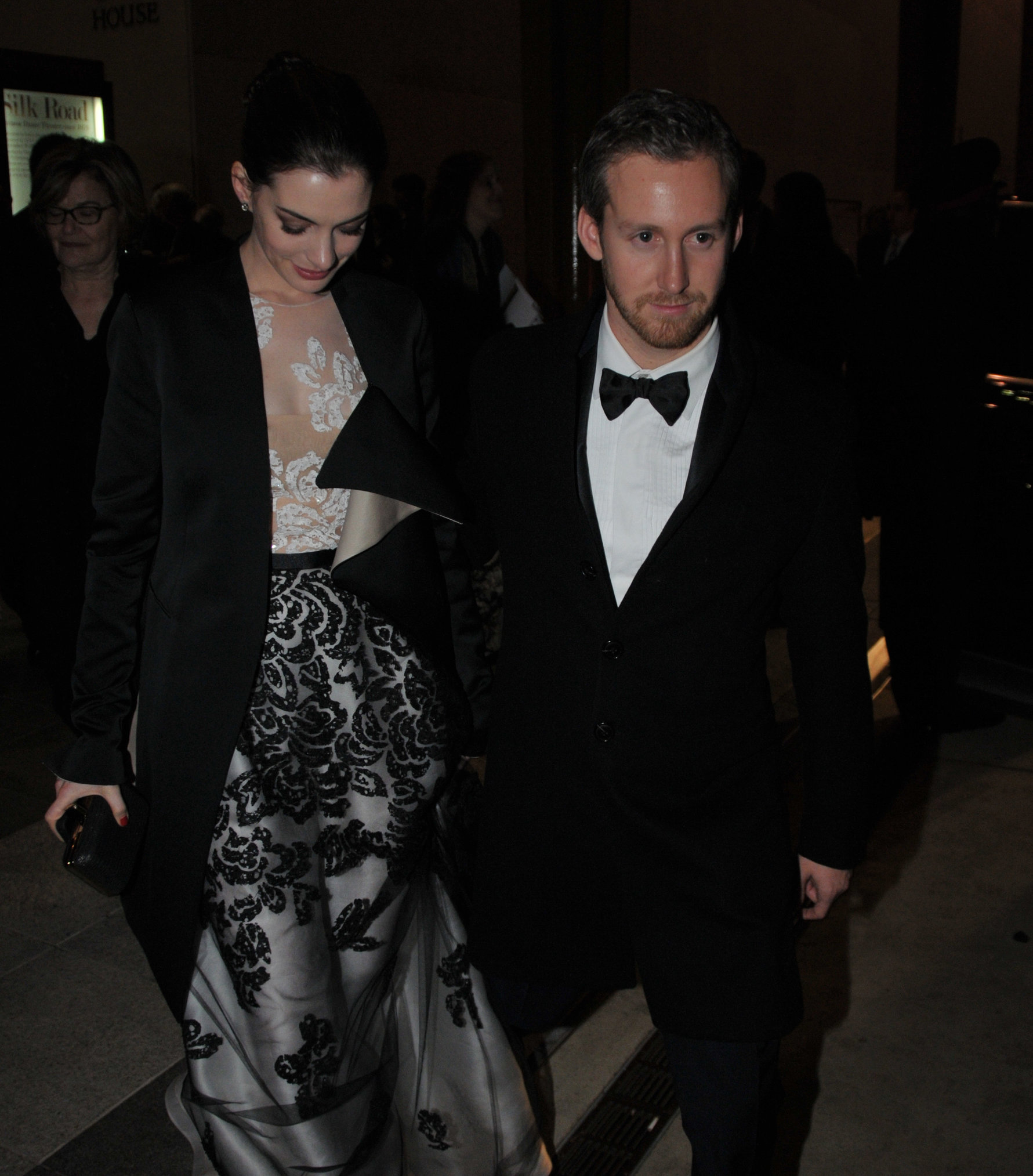 Anne Hathaway enters Kennedy Center for rehearsals on December 3, 2011