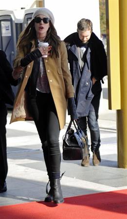 Anne Hathaway enters Kennedy Center for rehearsals on December 3, 2011