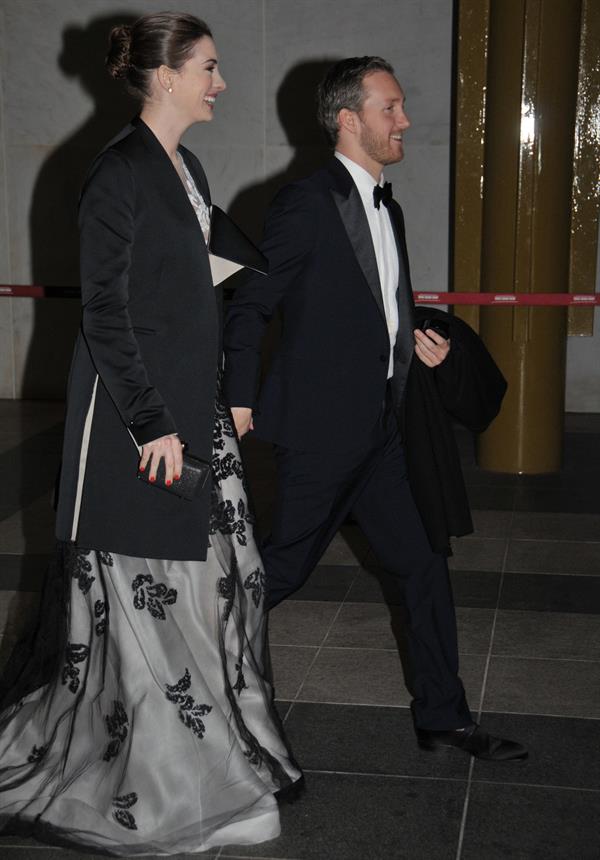 Anne Hathaway enters Kennedy Center for rehearsals on December 3, 2011