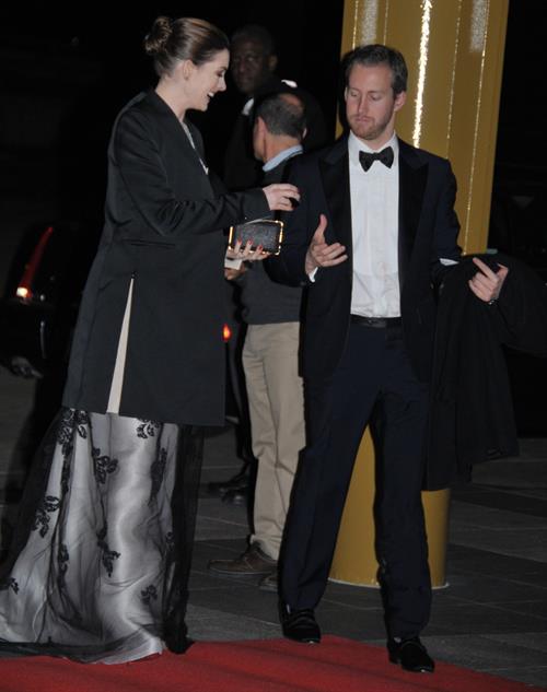 Anne Hathaway Pictures Anne Hathaway enters Kennedy Center for rehearsals on December 3, 2011