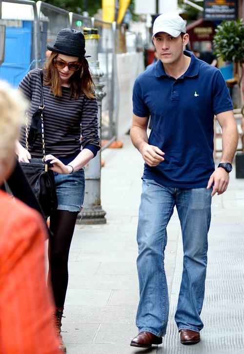 Anne Hathaway Pictures Anne Hathaway spends a day in Covent Garden London