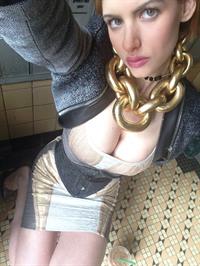 Gabi Grecko taking a selfie