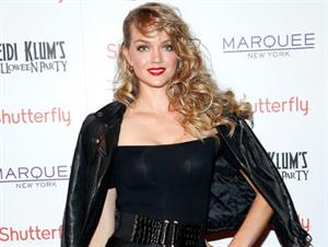 Lindsay Ellingson dress up as Sandy from Grease for Halloween