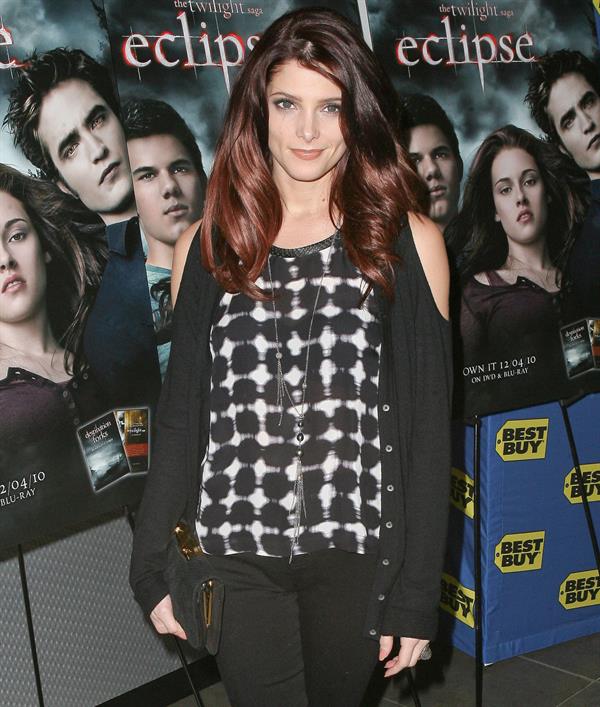 Ashley Greene Twilight Saga Eclipse signing Best Buy in New York on December 17, 2010