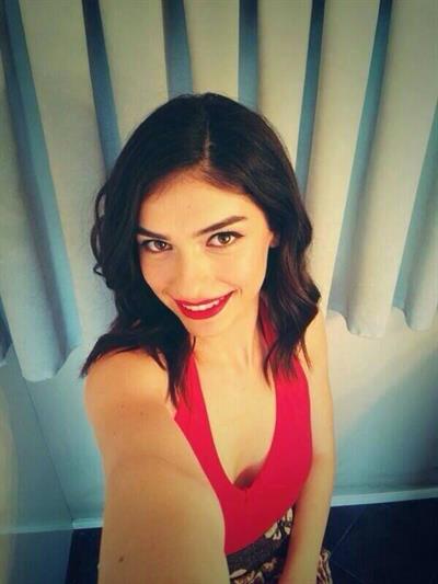 Hazar Ergüclü taking a selfie