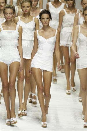 Alessandra Ambrosio Dolce Gabbana 