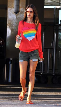 Alessandra Ambrosio in Santa Monica 29.09.11