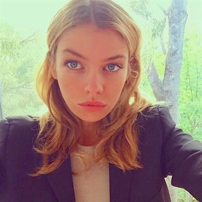 Stella Maxwell taking a selfie
