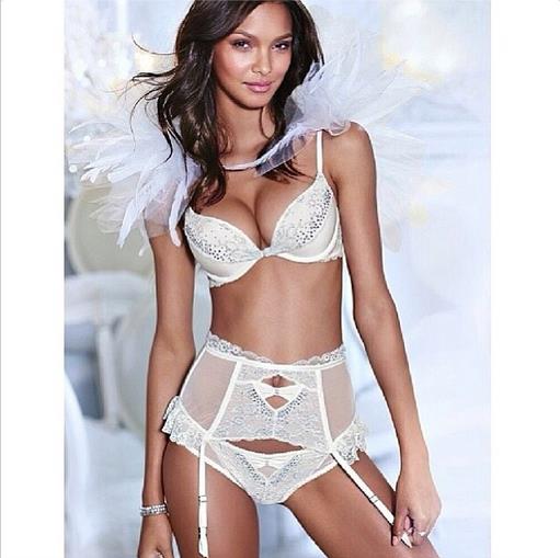 Lais Ribeiro in lingerie