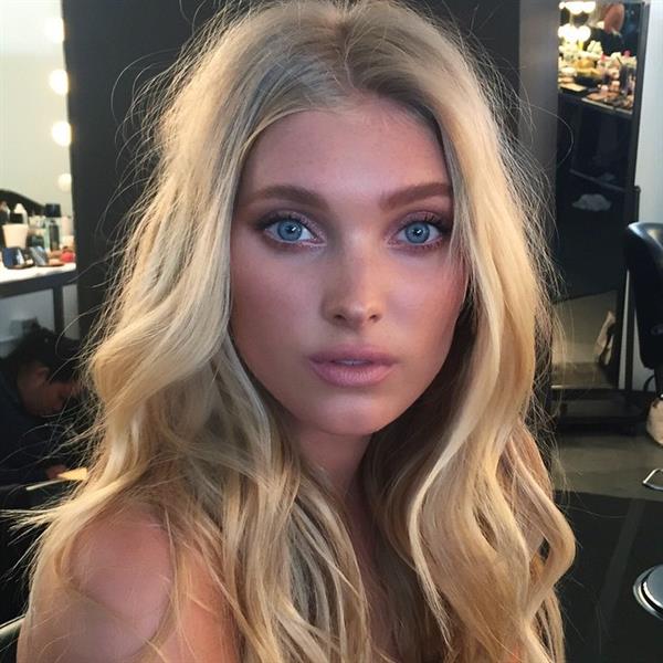 Elsa Hosk taking a selfie