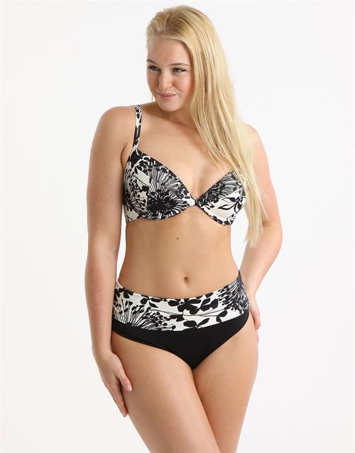 Iskra Lawrence in lingerie