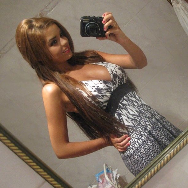 Demi Rose Mawby taking a selfie