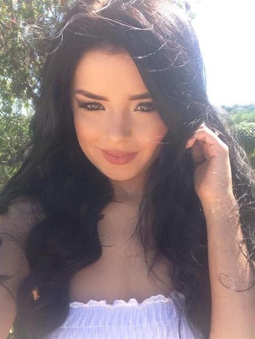 Demi Rose Mawby taking a selfie