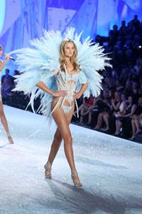 Toni Garrn in lingerie