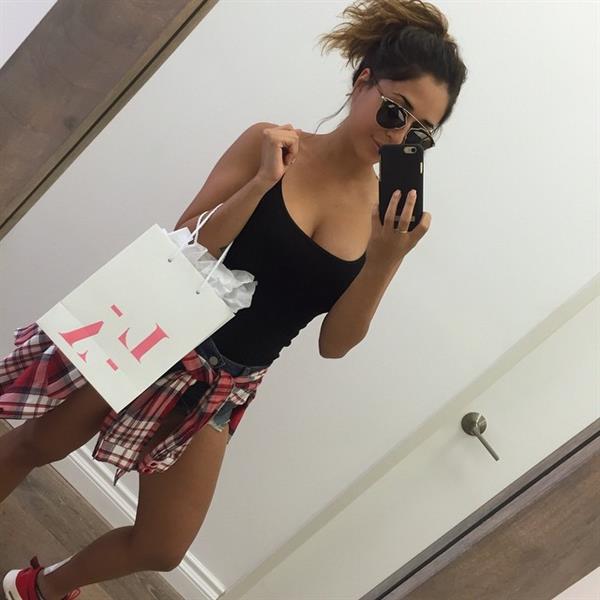 Tianna Gregory taking a selfie