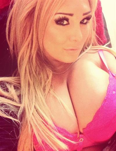 Charlotte Fox taking a selfie