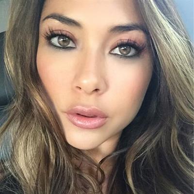 Arianny Celeste taking a selfie