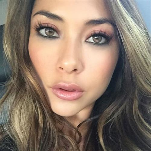 Arianny Celeste taking a selfie