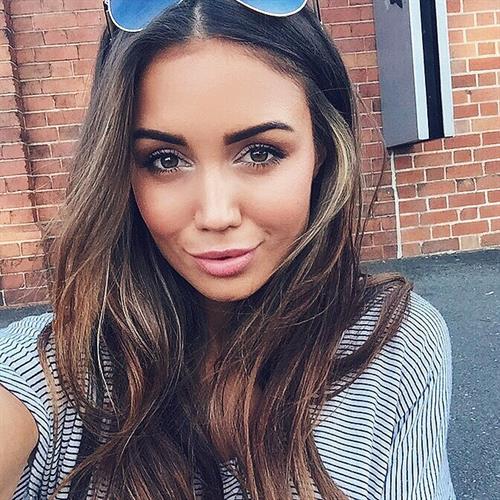 Pia Muehlenbeck taking a selfie