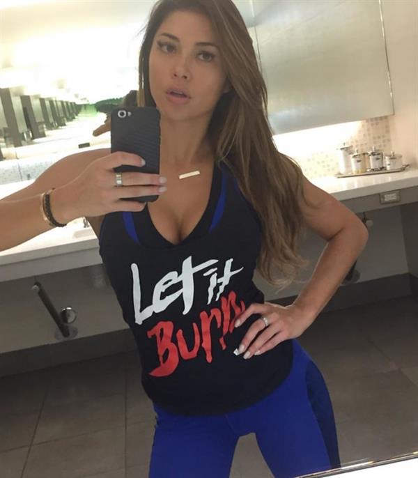 Arianny Celeste taking a selfie