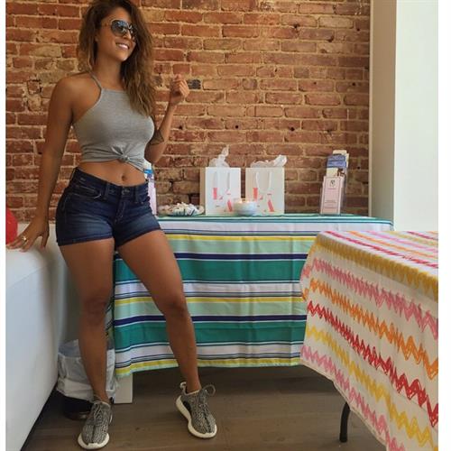 Tianna Gregory taking a selfie