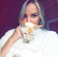 Jessica Stepanova taking a selfie