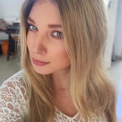 Adi Himmelbleu taking a selfie