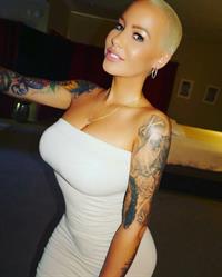 Amber Rose taking a selfie