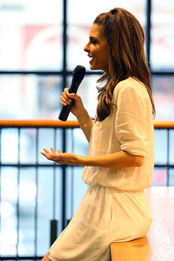 Maria Menounos at Barnes & Noble talking about Her New Book 'The Every Girl's Guide To Diet And Fitness' on June 9, 2014