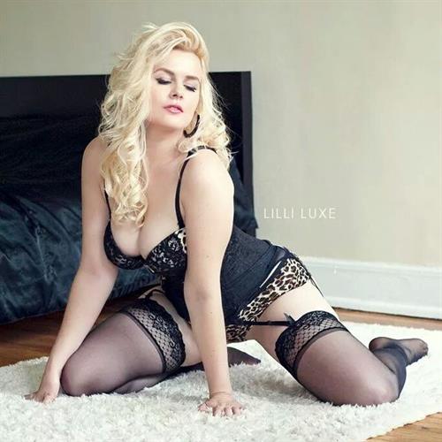 Lilli Luxe in lingerie