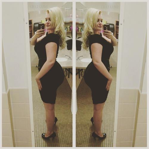 Lilli Luxe taking a selfie