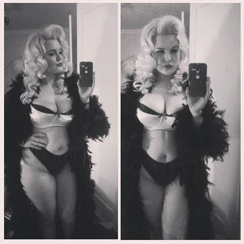 Lilli Luxe in lingerie taking a selfie