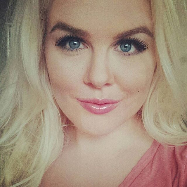 Lilli Luxe taking a selfie