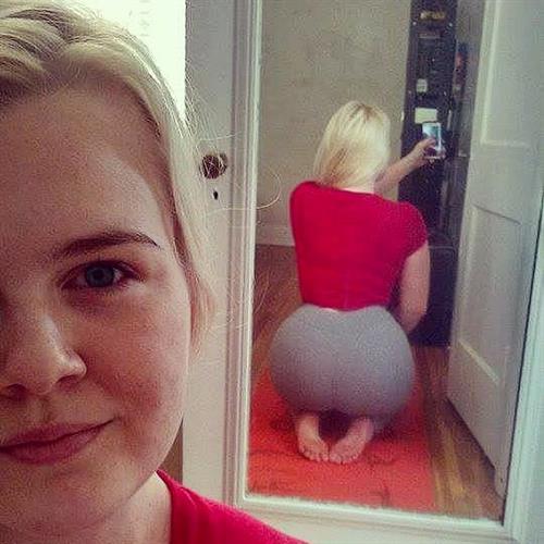 Lilli Luxe taking a selfie