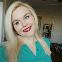 Lilli Luxe taking a selfie