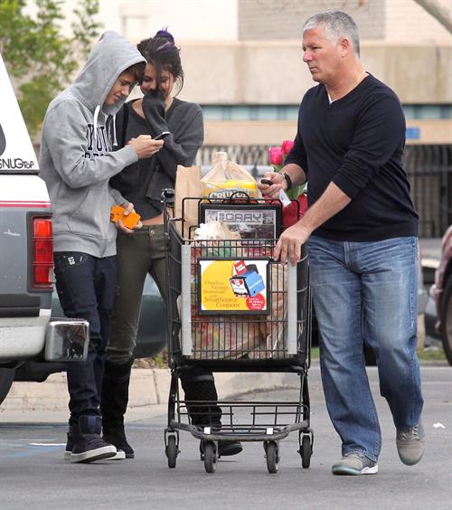 Selena Gomez shopping in Encino on January 14, 2012