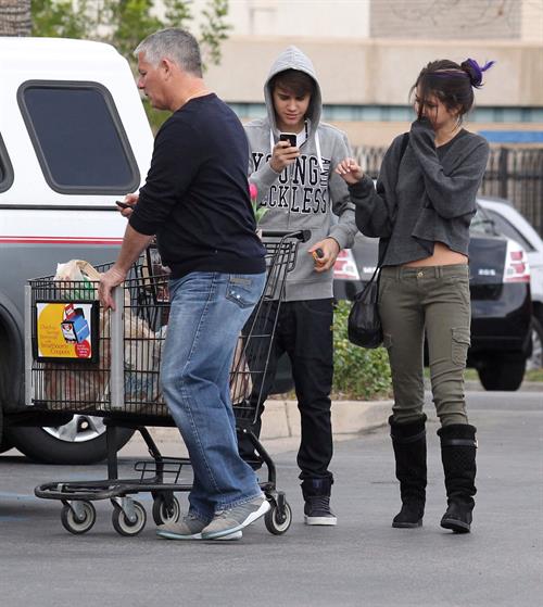 Selena Gomez shopping in Encino on January 14, 2012