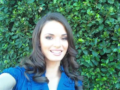 Kassie Lyn Logsdon taking a selfie