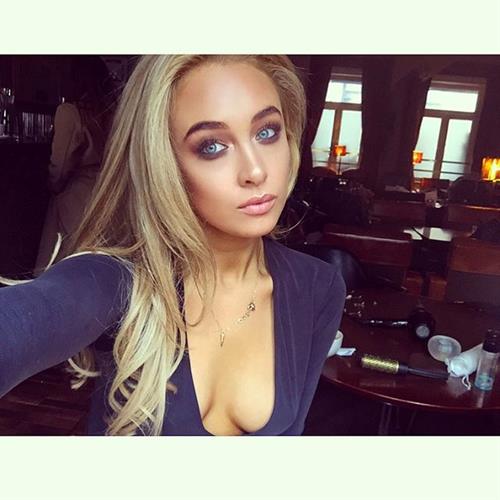 Nicola Hughes taking a selfie