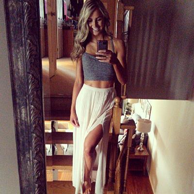 Mackenzie White taking a selfie