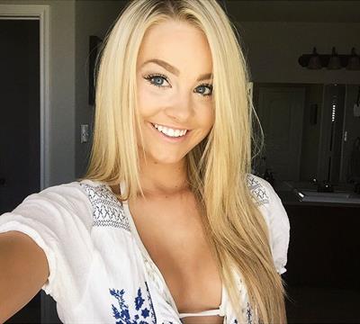 Kaila Loranne taking a selfie