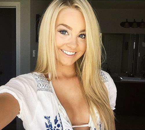 Kaila Loranne taking a selfie